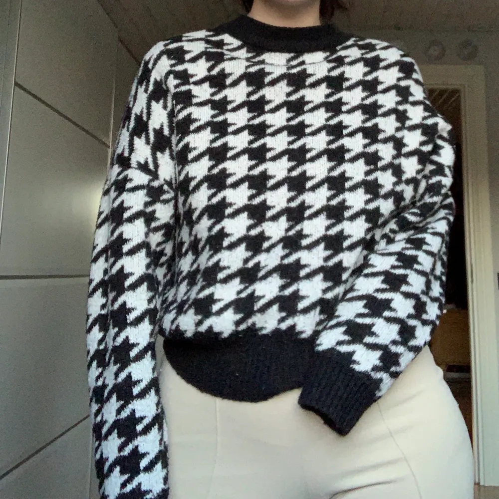 Jättemysig stickad tröja från H&M. Storlek S men passar även en M eller overzize XS. Jätteskön och varm och passar perfekt till hösten/vintern!💓💞. Stickat.