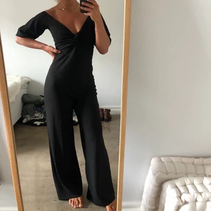 Jumpsuit - Svart jumpsuit från Nelly. Storlek S. Har lagt upp benen för min längd (164cm) så passar någon som är runt 160-165cm. 