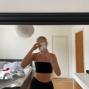 Svart bandeau topp - Snygg topp som sitter bra på. Den är bra att ha på en varm dag och jag upplever inte att den trillar ner. Den är även använd fåtal gånger!❤️