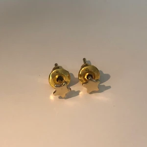 Örhängen stjärnor  - Små guldiga örhängen i stjärnform (inte äkta guld). Säljes styckvis, alltså ett örhänge. Superfina! 😌