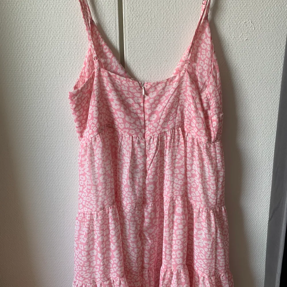 Superfin rosa klänning med mönster, helt ny, aldrig använd! Köparen står för frakt💕. Klänningar.