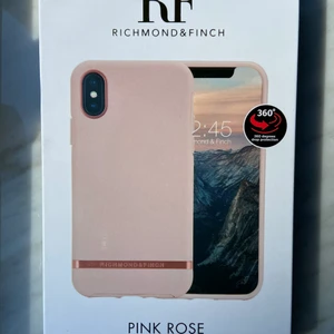 Mobilskal - Säljer detta skal från richmond & finch i nyskick, aldrig använts. Passar för iPhone X/XS och XS MAX💗  Jag står för leveransen via postnord 