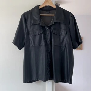 Läderjacka  - Är i XL men passar även de i S