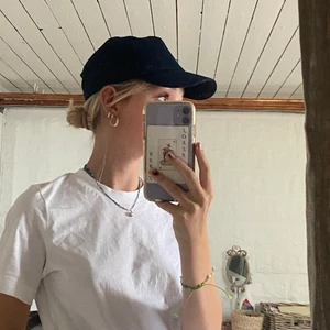 Marinblå keps från Asos - Säljer denna keps för att mitt huvud är för stort! Aldrig använd utan bara provad! Eventuellt lite dammig men det är ju absolut inget permanent!