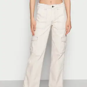 Säljer mina fina skate-jeans köpta på Urban Outfitters för ett halvår sedan! Nypris = 629 kr. Säljer pga att de har blivit för små för mig. Sitter lagom i längden på mig som är runt 170! Pris kan diskuteras:)