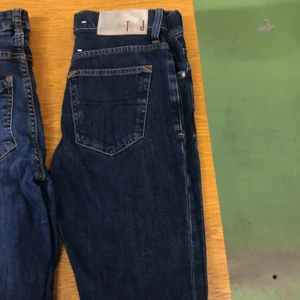 3-pack skinny jeans  - 3 pack skinny jeans i bra skick. Bild nr 1: tiger of sweden W28 L30.  bild nr 2: vet ej vart de är ifrån men de är i storlek XS men passar fint som S. Bild nr 3: Gina tricot storlek S