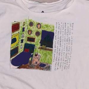En cool t-shirt målad med textilfärg som håller i tvätt ❤️