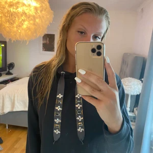 Hoodie med stressade band - Grå hoodie med glittriga band. Använd endast en gång💜💜💜