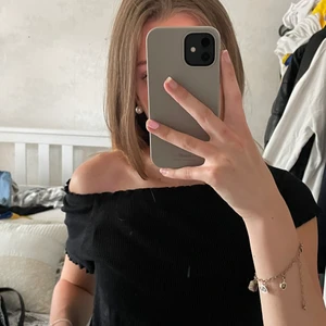 Lindex svart of shoulder tröja Strl. 146-152 - Den sitter ganska tajt men är stretchig, aldrig använt & prislappen sitter kvar! Har vikt upp den på bilden men den e lite längre 