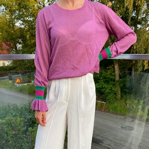 Les Levres shirt - Rosa glittrig tröja med fina detaljer i ärmen! Jag på bilden är ca 170 cm och har i vanliga fall storlek S, tröjan är one size! 
