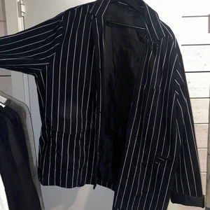 Sweet sktbs  - Svart och vit-randig kavaj från sweet sktbs i storleken XL! Kan även användas som jacka! Jättefin passform 🥰