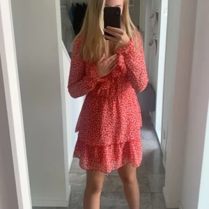 Klänning  - Superfin klänning från H&M❤️ Storlek 34, men passar även 36. Köpt av en annan tjej här på plick och den är i mycket bra skick!