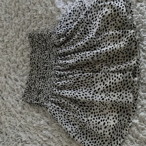 Volang kjol - Köpt från Chelsea för 2 år sen, nypris 500kr. Säljer för 180 kr eller högst bud.