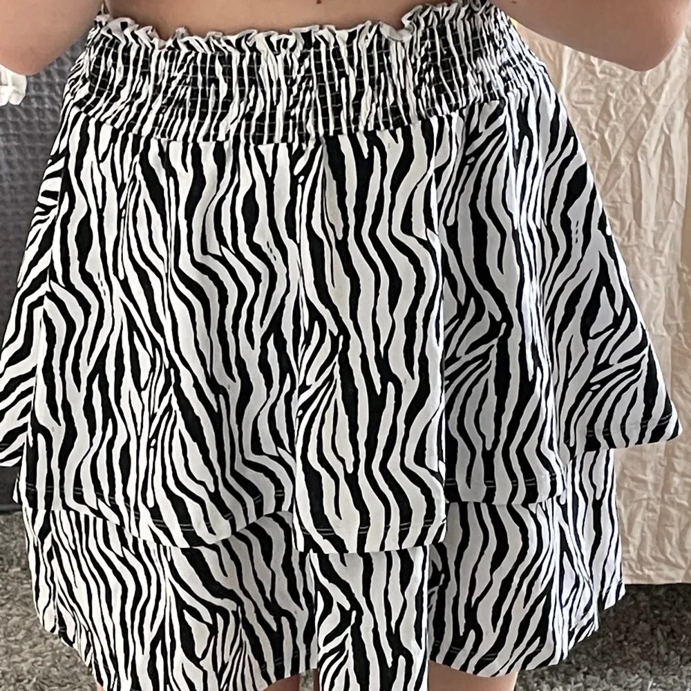 Fin zebra kjol med skönt och strechigt material.                    Kjolen är i barnstorlek 146/152 men passar väldigt bra på mig med storlek S. Kjolar.
