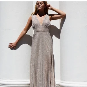 Balklänning  - Hejsan! Säljer min balklänning från Bubbelroom, nypris är ca 1500kr men den är använd en kväll och då jag måste bli av med den så säljer jag den för betydligt lägre pris. Den är i storlek 36 och i en superfin glittrig silver färg 🥰 priset kan sänkas vid snabb affär 