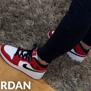 Jordan  - Fint skick bara lite smuts på tvättar bort såklart innan jag skickar dom. Storlek 38. Finns inget äkthets bevis då min pappa kastade min kartong med kvittot i. Köpa förra sommaren ungefär på footlocker i Stockholm