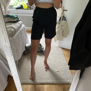Shorts  - Svarta shorts från GinaTricot i strl 34 med nypris på 399kr Använd endast en gång. Skönt material som inte är stretchig. Men skulle dock säga att dessa shorts kan passa till någon med strl 36 också. Kan gå ner i pris vid snabbt köp men frakt tillkommer. 