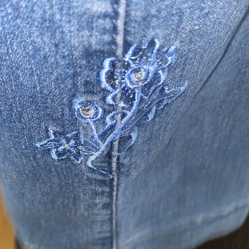 jeans i bra skick, sköna i midjan (stretchiga) detaljer nere vid varje ben (se sista bilden) ❤️ Storlek 20 ( ca S/M) jag är 1.70 cm lång!! köparen står för frakt ❤️. Jeans & Byxor.