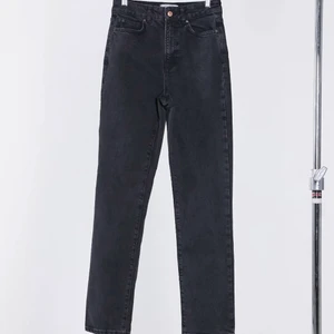 Straight jeans.  - Jeans i straight modell, storlek 42 från asos. Jag är 175 och är i bra längd på mig. Sparsamt använda och jättefint skick. 