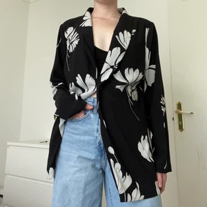 Skjorta  - En svart skjorta med mönster av vita blommor🖤  frakt 62kr
