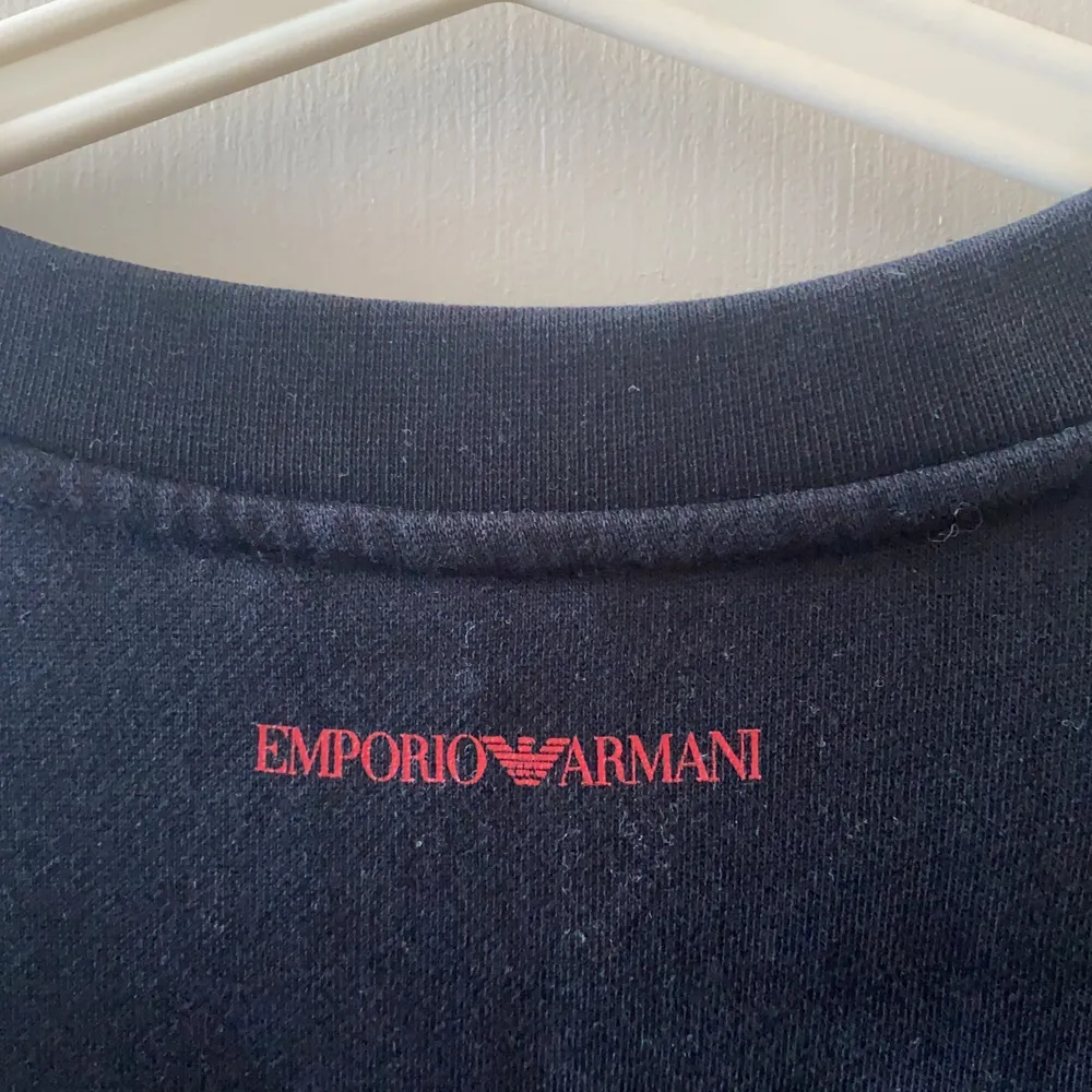 Säljer den här Armani sweatshirten för att de inte är min still längre,osäker på vad de är för storlek de står att de är en 40 men den e köp från en italiensk hemsida men skulle säga att de är en M S, ny pris ligger på runt 500 kr . Hoodies.