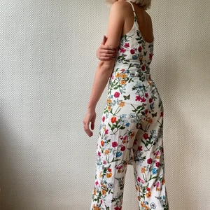 Byxdress från Bikbok - Somrig byxdress från Bikbok! Väldigt sparsamt använd💐 och VÄLDIGT skön!!