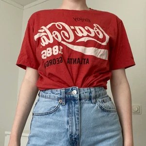 Cola t-shirt  - En tröja jag aldrig använt. En vanlig t-shirt❤️ frakt 45kr 