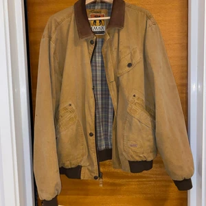 Kakadu traders jacka storlek Large  - Nice vintage jacka som jag hittade för ett tag sen. Använder inte den så mycket längre så säljer den här. 