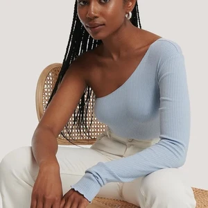 Blåa topp från NA-KD - Säljer denna super fina babyblåa toppen från NA-KD i storlek xs. Fungerar på xs och s. Tror även M skulle fungera. Fraktkostnad tillkommer🦋🦋