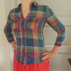 Abercrombie and Fitch Skjorta flerfärgad Strl: S - Skjorta i flera färger. Använd under väldigt kort period och är därför i mycket bra skick. 100% bomull. Går att vika upp ärmarna. 