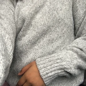 Jätte mjuk och skön stickad tröja med en liten krage.KLIAR EJ  - Jätte mjuk och skön tänkt denna till hösten !! Asså hur fint! 💞😩