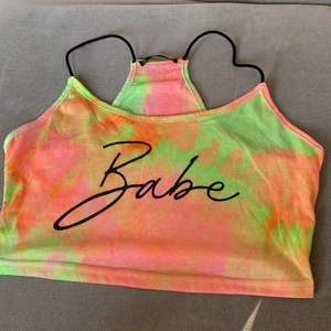 Färgglatt linne  - Ett linne från shein köpte föra sommaren använt bara engång. Jättebra kvalitet. Text: Babe. 