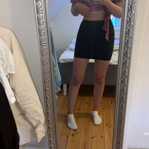 Kjol storlek XS - Svart tygkjol från Cubus i storlek XS. Kjolen är i mycket fint skick och inte använd mycket alls. Den är lite kort på mig då jag är 173 cm lång, och sitter lite tajt eftersom jag vanligtvis är en M i kjolar. Kjolen tvättas såklart innan jag skickar😊