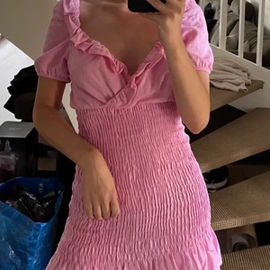 Zara klänning! - En jättefin ljusrosa sommarklänning från Zara! Klänningen är helt ny och prislapp sitter fortfarande på, därav priset ☺️ Den är i storlek XS men väldigt töjbar över höft och pösig vid brösten så skulle säga den passar alla storlek beroende på önskad passform! 