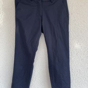 Stockholm kostymbyxor  - Ett par mönstrade kostymbyxor i märket Stockholm i stl 34, använda ett par gånger men är i bra skickt.