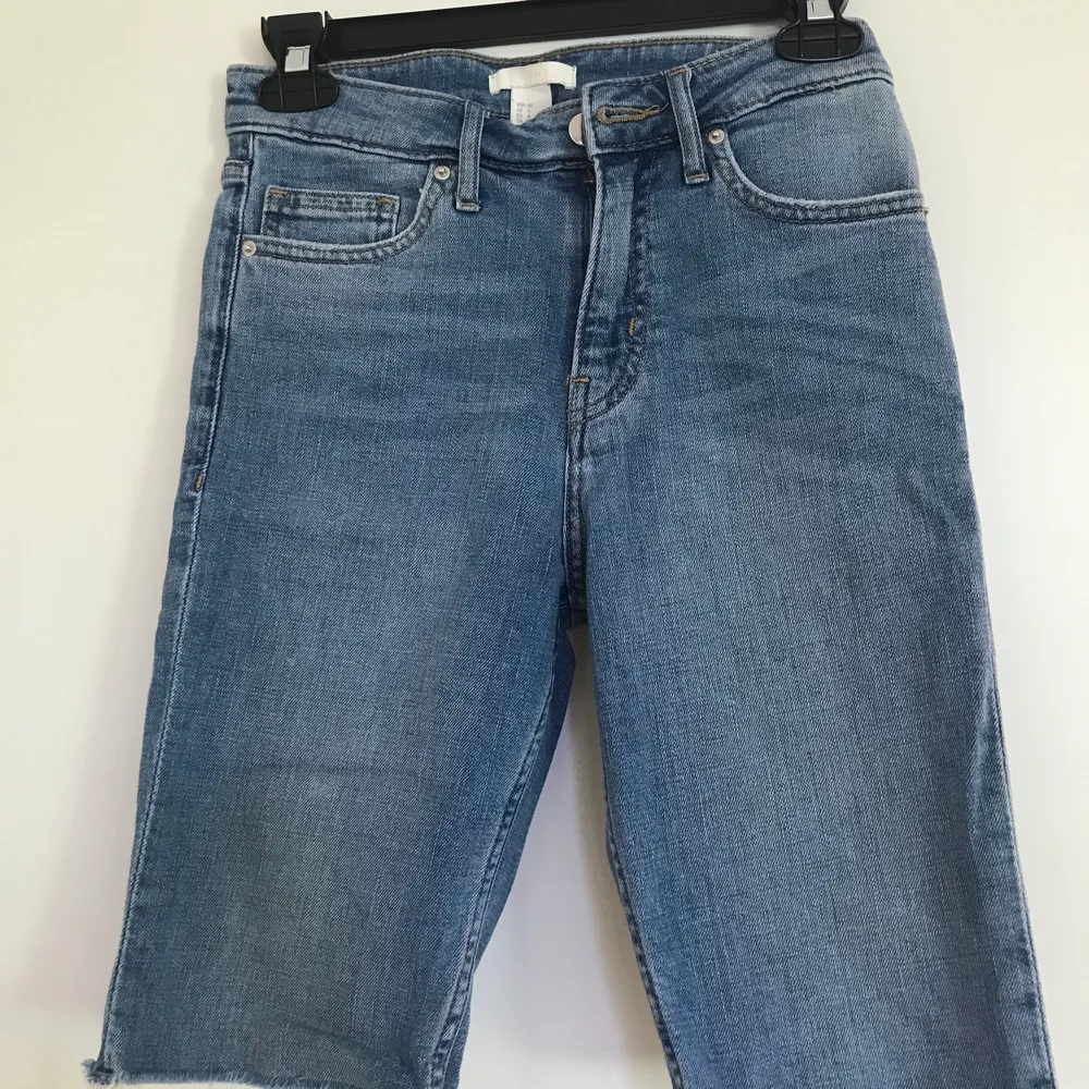 Supersnygga jeansshorts, från HM, stl 34                        Säljer då de tyvärr blivit för små för mig. Shorts.