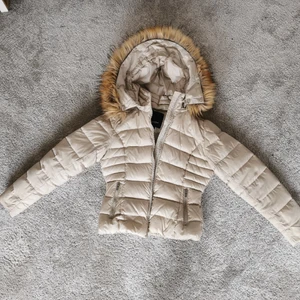 Rock and Blue Jacka - Beige Rock and blue jacka i storlek 40. Passar som en XS/S!! Den köptes för cirka 2000kr och har använts. Jag säljer den då den är för liten för mig och även inte riktigt min stil längre. På sista bilden ser ni en liten svart fläck som inte riktigt går bort, därför har jag sänkt priset ytterligare. Köparen får stå för frakt. (priset går att diskutera) 