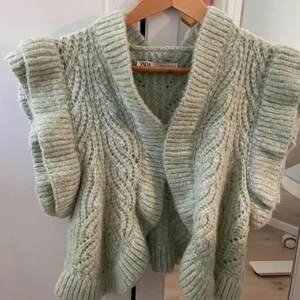 Zara kofta - Jättesöt kofta ifrån zara. Slutsåld i butik och i hemsida. Köpt för 300. ALDRIG använd. Stl M men sitter fint på mig som har XS-S. Frakt tillkommer