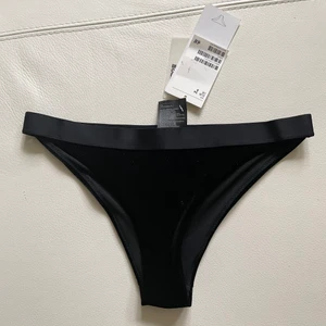 Bikinibyxa - Helt nya bikinibyxor från H&M, lappen är kvar! Strl 34. Säljer då jag har för mycket bikinis ❤️