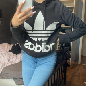 Adidas hoodie - Adidas hoodie som inte används längre, använd en del gånger men är som ny. Strl XS men passar som S nästan M också. 