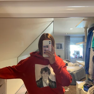 Zara Hoodie med tryck❤️❤️ - Relativt ny hoodie från zara som endast kommit till användning 2/3 gånger så därför ja säljer den, frakt tillkommer på 66kr🥰