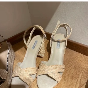 Skor ifrån Nelly - Oanvända skor ifrån Nelly, i storlek 38🌸 köpte för 499 säljer för 140 kr