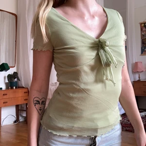 Ljusgrön topp - Supergullig ljusgrön topp i mesh material med knyte framtill. Vintage från Kappahl i 34/XS. Säljes endast pga för liten för mig. Hojta för fler bilder/frågor!🤍