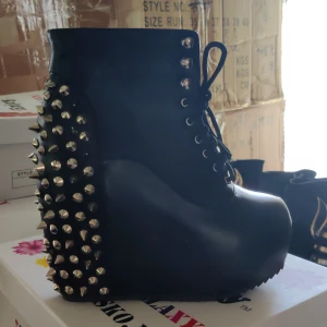 Högklackade nit skor. Finns i fler färger. - Högklackade nit skor finns i flera färger. 