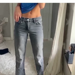 Zara jeans - Intressekollar på dessa lågmidjade zara jeans. Använda cirka 2 gånger, annars är de helt nya 🥰 de två första bilderna är lånade men skriv för fler bilder. buda i kommentarsfältet . Brukar vika upp de där nere så de behöver nog strykas lite, men det är inget man tänker på direkt, kan skicka bild om du vill!
