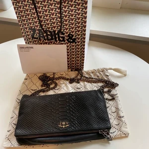 Zadig et Voltaire väska - Väska från Zadig & Voltaire i 100% cow leather. Gott skick men lite sliten i ena hörnet. Kvitto, dustbag och påse medföljer. Köpt i butiken på Birger Jarlsgatan i Stockholm. Pris går att diskutera vid intresse. 