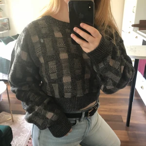 Croppad Stickad Tröja - Gråbeige stickad tröja i gott skick. Köpt second hand. Säljer då den inte kommer till användning. Kan mötas i Uppsala eller skicka (frakt 62kr + 10kr kostnadstillägg om SafePay önskas). Se fler fina plagg i min profil.