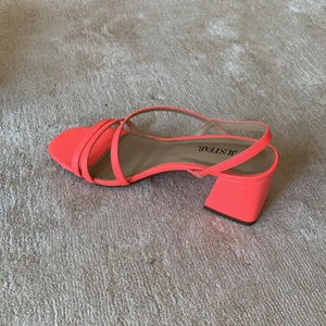 Sandal / klacksko - Beställde de här godingarna online men använde de bara en gång förra sommaren sen har de blivit liggande. Roligare om någon annan kan ta de ut på en tur! Storlek 38. Hämtas på Södermalm eller Nacka :) 