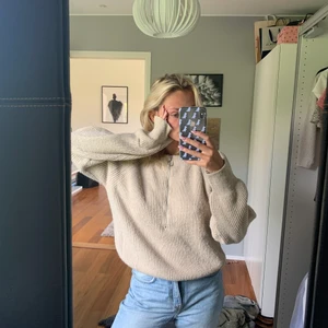 Stickad tröja  - En beige stickad tröja med dragkedja där fram. Säljer pga lite för stor för mig. Endast använd ett fåtal gånger. 