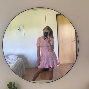 Klänning med volang  - Jätte fin klänning, aldrig använd. Rosa leopard mönster 